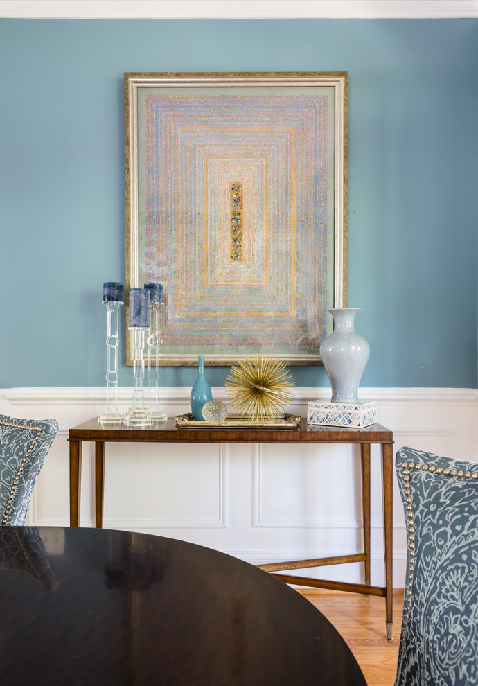 Ispirazione per una sala da pranzo classica chiusa con pareti blu e parquet chiaro