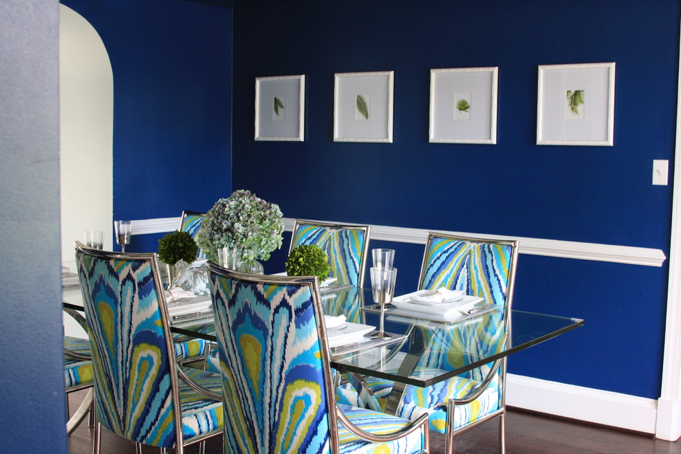 Cette image montre une salle à manger traditionnelle fermée et de taille moyenne avec un mur bleu, parquet foncé et un sol marron.