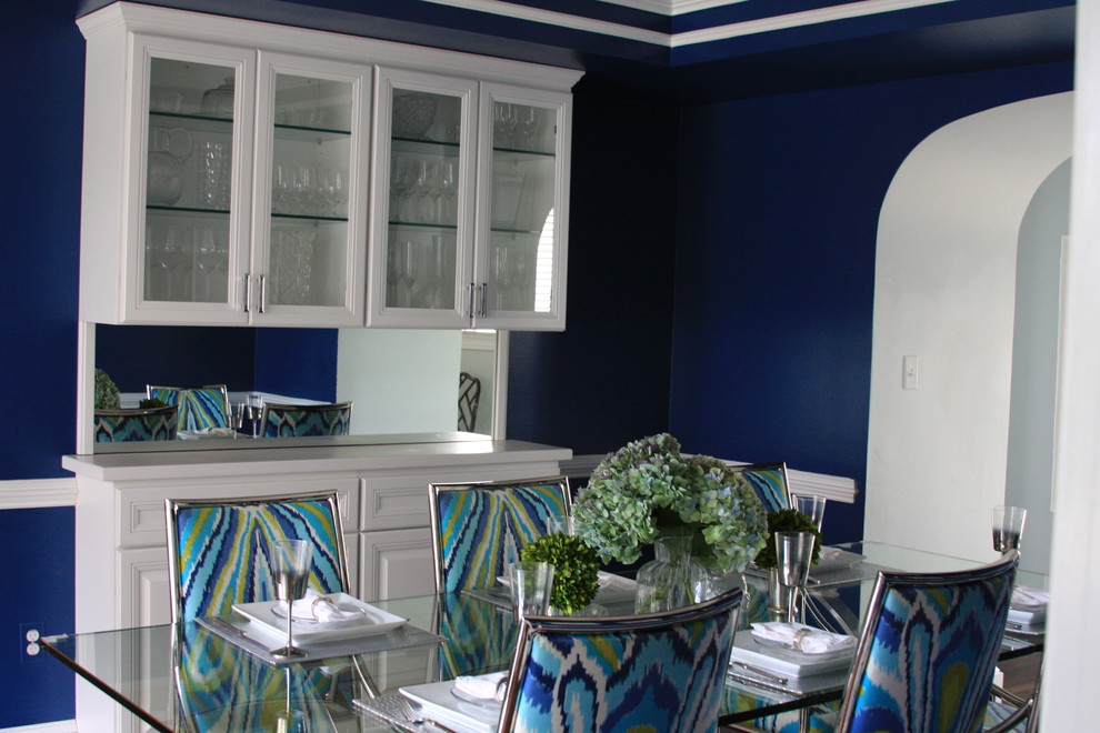 Imagen de comedor clásico renovado de tamaño medio cerrado con paredes azules, suelo de madera oscura y suelo marrón