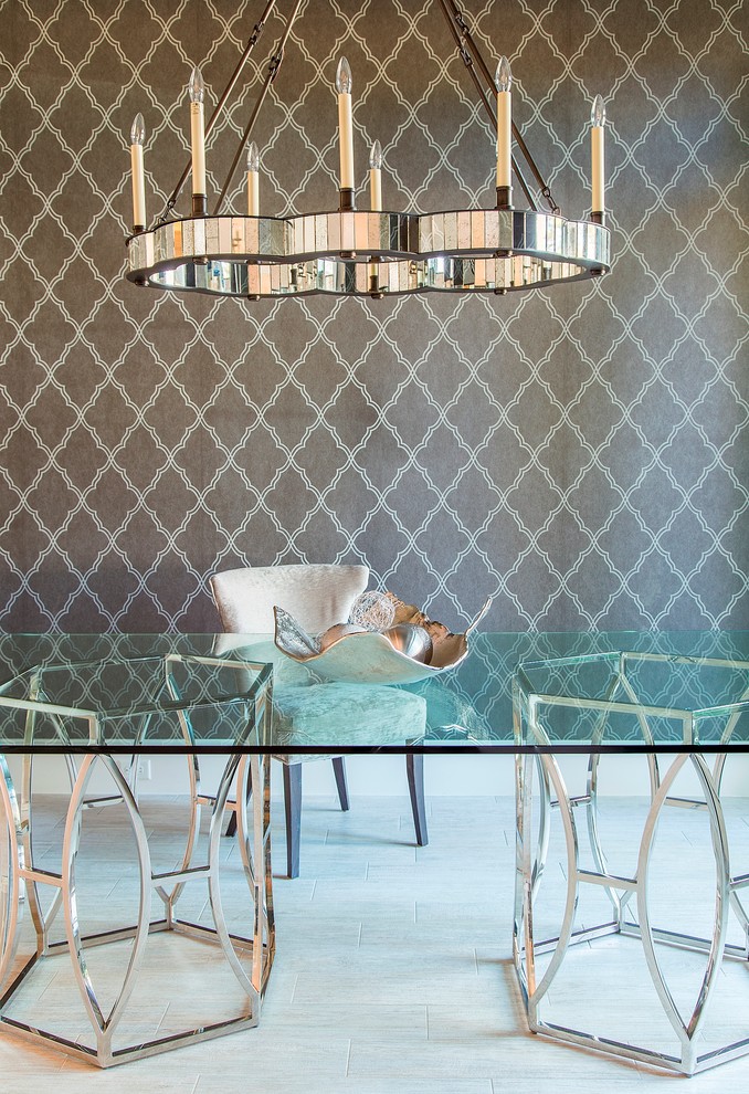 Ispirazione per una grande sala da pranzo moderna chiusa con pareti multicolore e pavimento in gres porcellanato