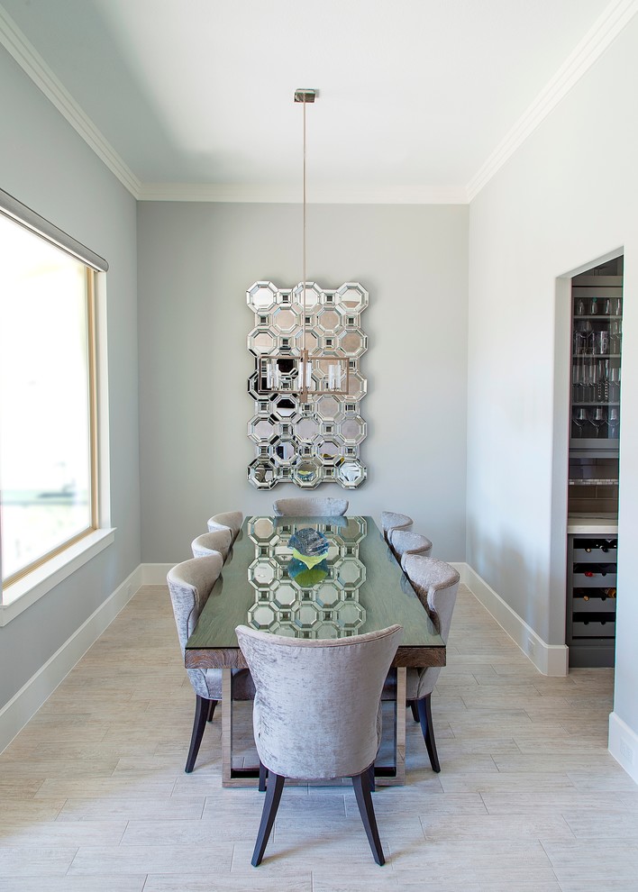 Inspiration pour une grande salle à manger ouverte sur le salon minimaliste avec un mur gris et un sol en carrelage de porcelaine.