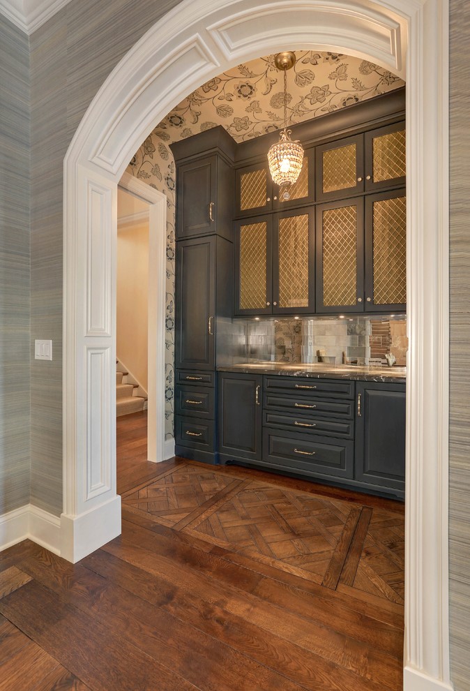 Diseño de comedor clásico cerrado con suelo de madera en tonos medios y paredes grises