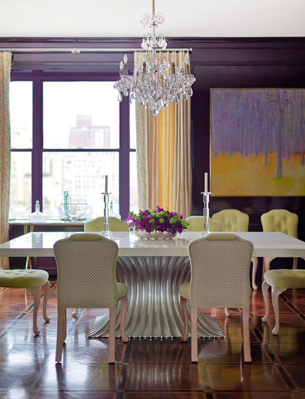 Стильный дизайн: отдельная столовая среднего размера в стиле неоклассика (современная классика) с фиолетовыми стенами и паркетным полом среднего тона без камина - последний тренд