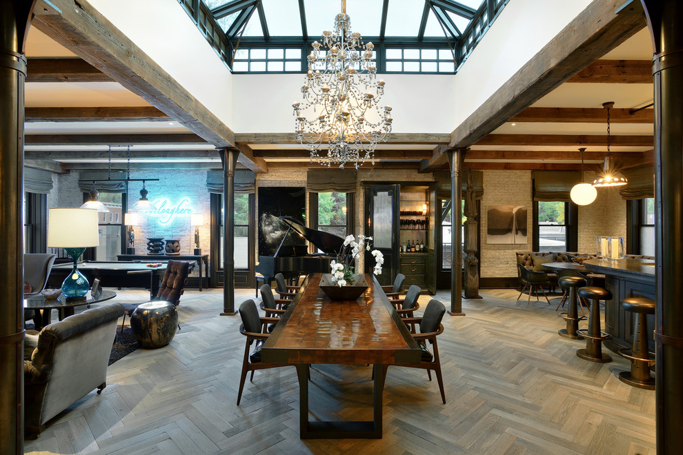 Idee per una sala da pranzo aperta verso il soggiorno tradizionale con pavimento in legno massello medio