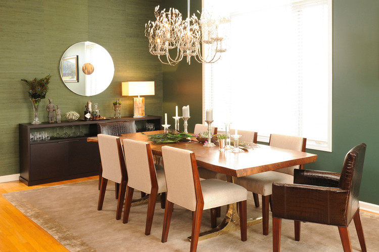 Стильный дизайн: столовая в современном стиле с зелеными стенами и светлым паркетным полом - последний тренд