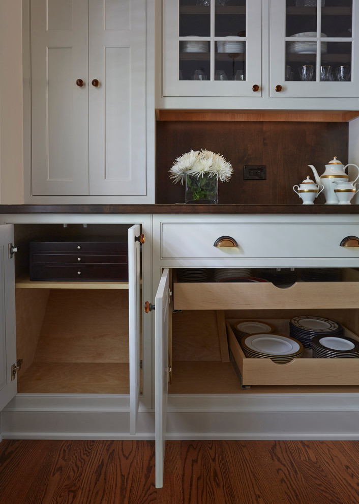 Immagine di una sala da pranzo aperta verso la cucina classica di medie dimensioni con pareti bianche e pavimento in legno massello medio