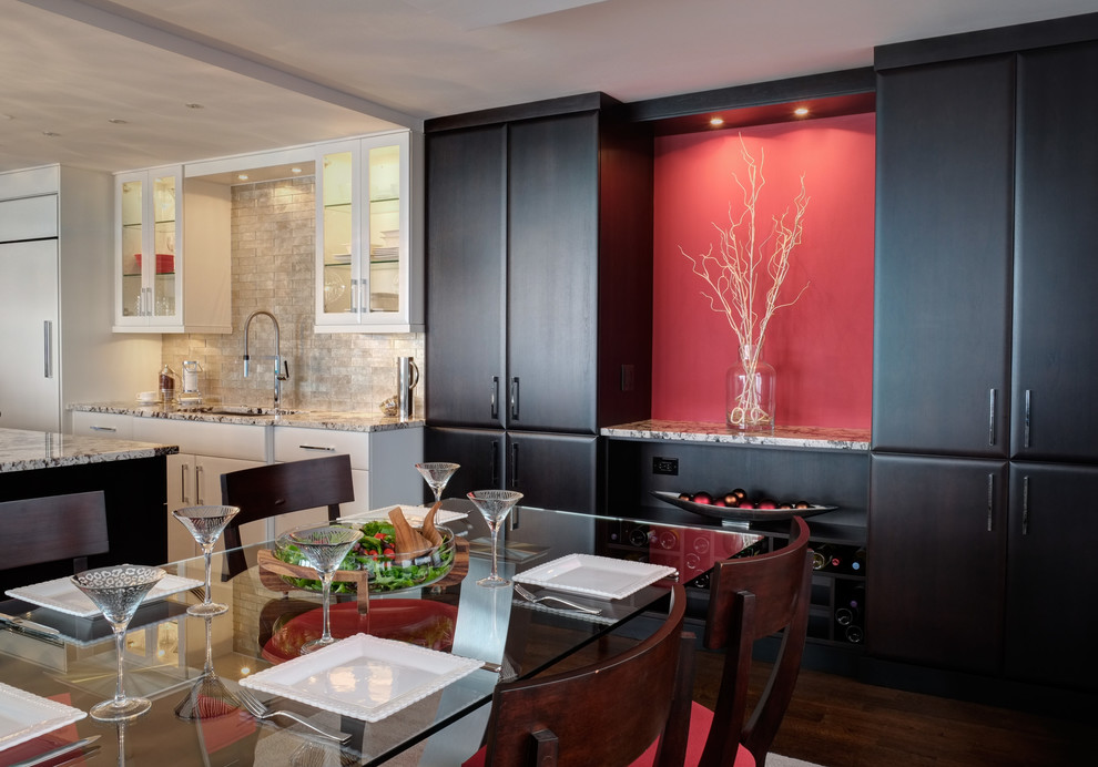 Idee per una sala da pranzo aperta verso la cucina minimal con pareti rosse e parquet scuro