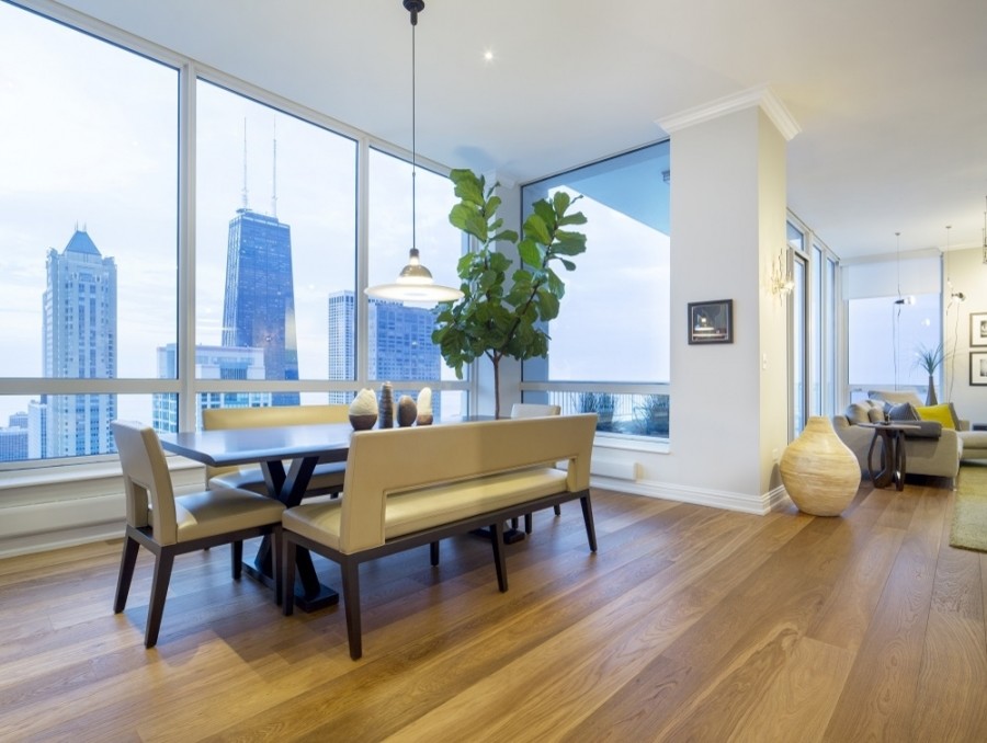 Kleine Moderne Wohnküche mit weißer Wandfarbe und braunem Holzboden in Chicago