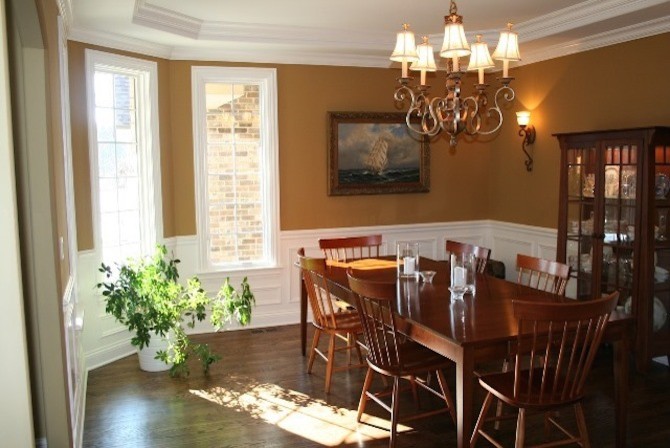 Réalisation d'une salle à manger tradition fermée et de taille moyenne avec un mur marron et un sol en bois brun.