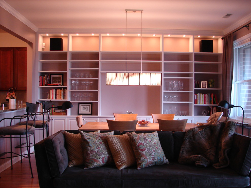 Immagine di una piccola sala da pranzo aperta verso la cucina chic con pareti beige e parquet chiaro