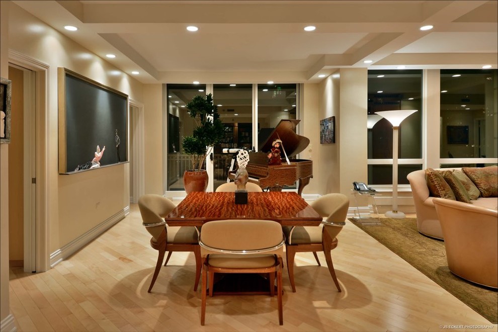 Идея дизайна: гостиная-столовая среднего размера в современном стиле с бежевыми стенами, светлым паркетным полом и коричневым полом без камина