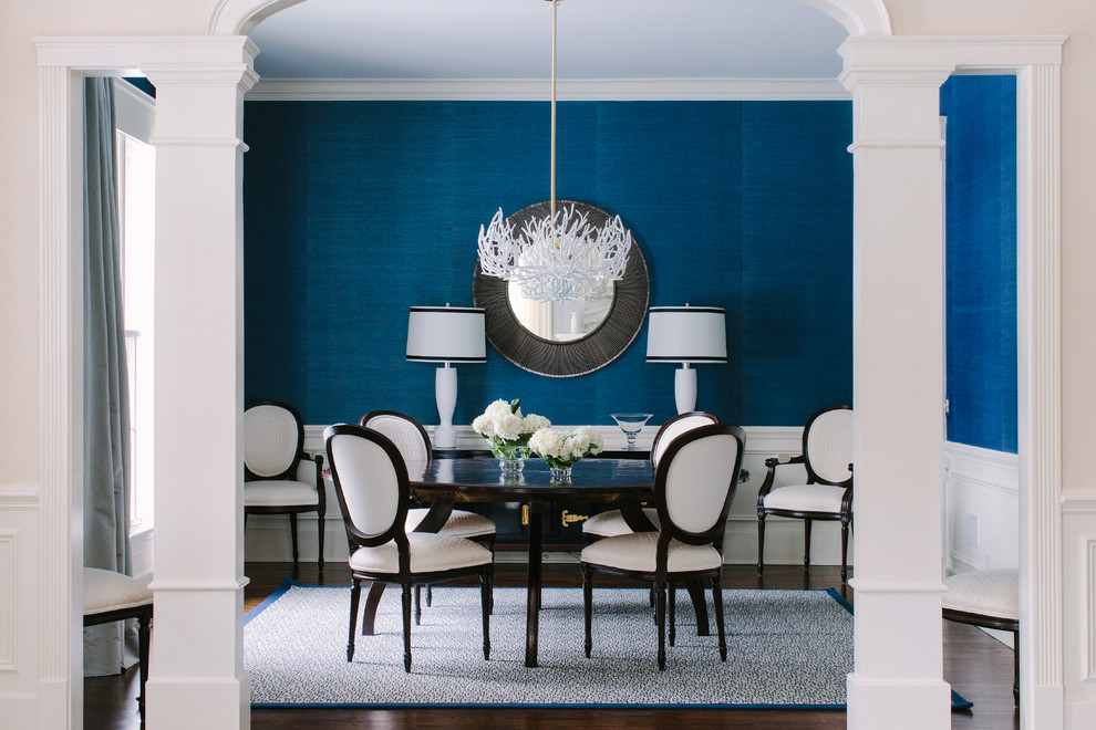 Geschlossenes Klassisches Esszimmer ohne Kamin mit blauer Wandfarbe und dunklem Holzboden in Chicago