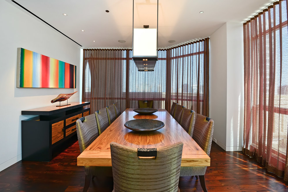 Стильный дизайн: большая отдельная столовая в современном стиле с серыми стенами, темным паркетным полом и коричневым полом без камина - последний тренд