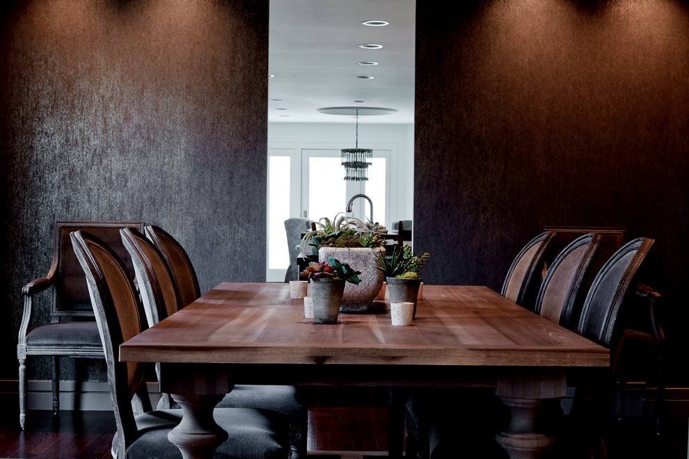 Inspiration pour une salle à manger design fermée et de taille moyenne avec un mur marron et un sol en bois brun.
