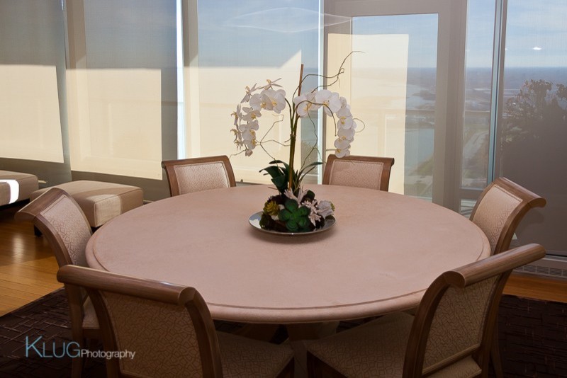 Esempio di una grande sala da pranzo aperta verso il soggiorno moderna con parquet chiaro