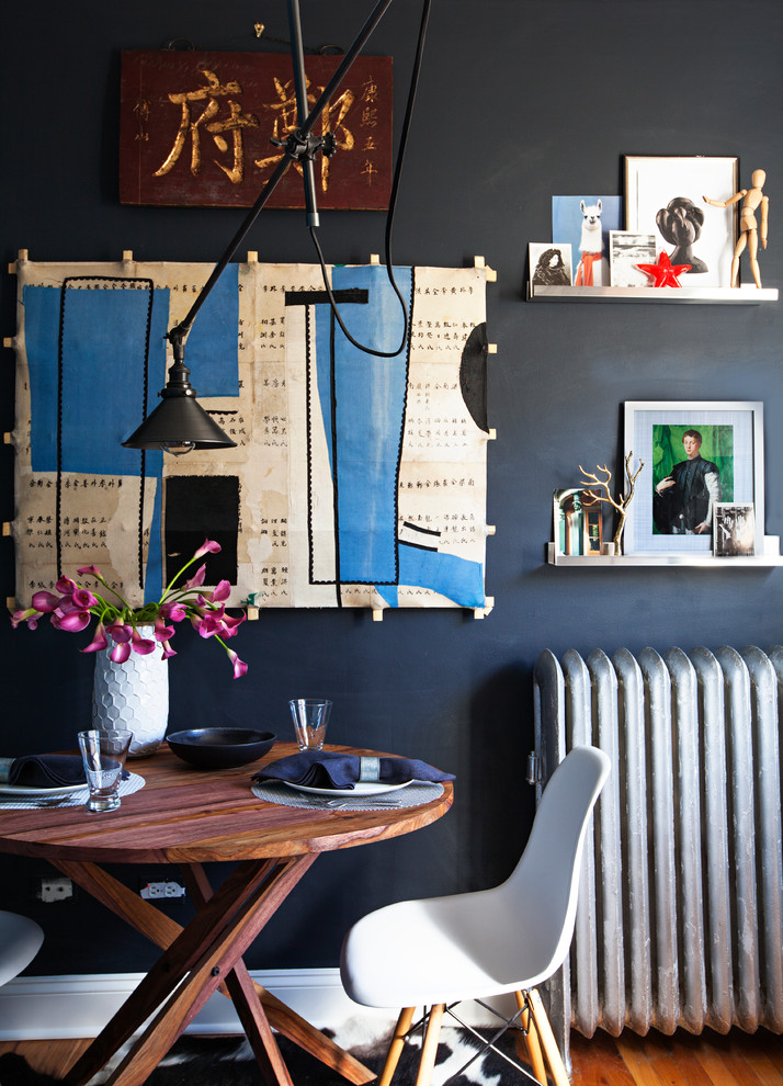 Diseño de comedor bohemio de tamaño medio cerrado sin chimenea con paredes azules y suelo de madera en tonos medios