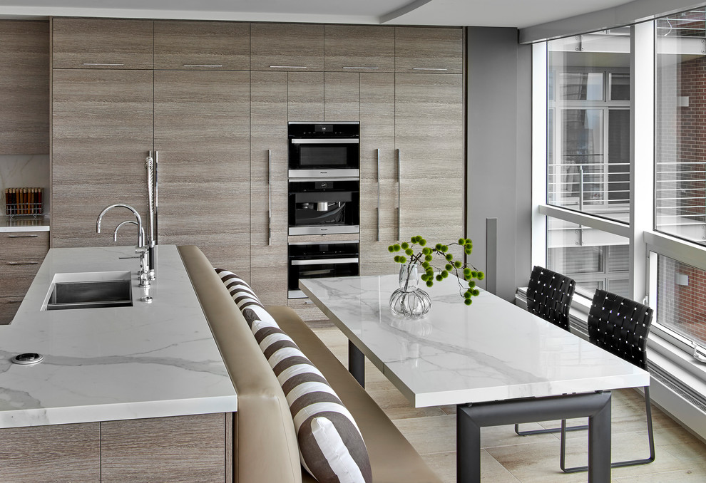 Ispirazione per una sala da pranzo aperta verso la cucina design con pavimento beige