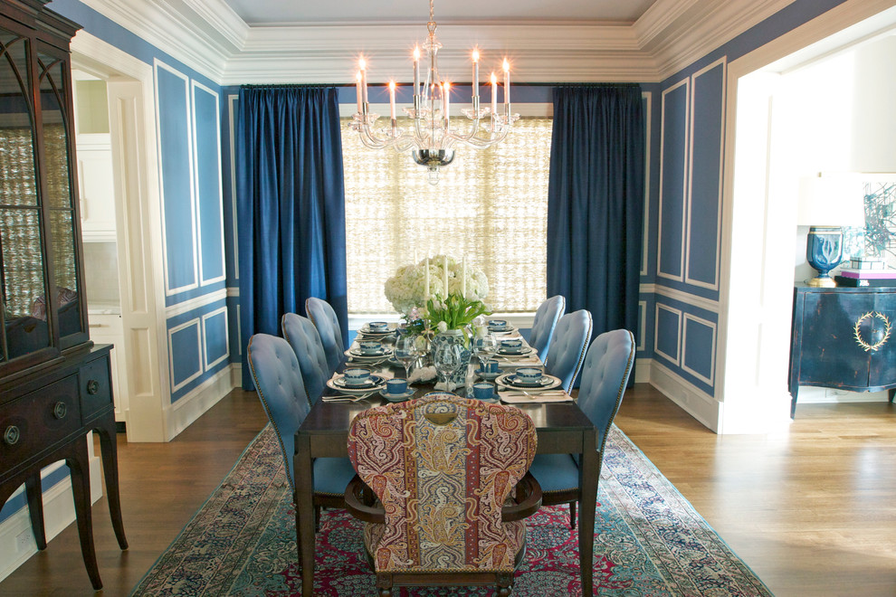 Foto de comedor clásico de tamaño medio cerrado con paredes azules y suelo de madera clara