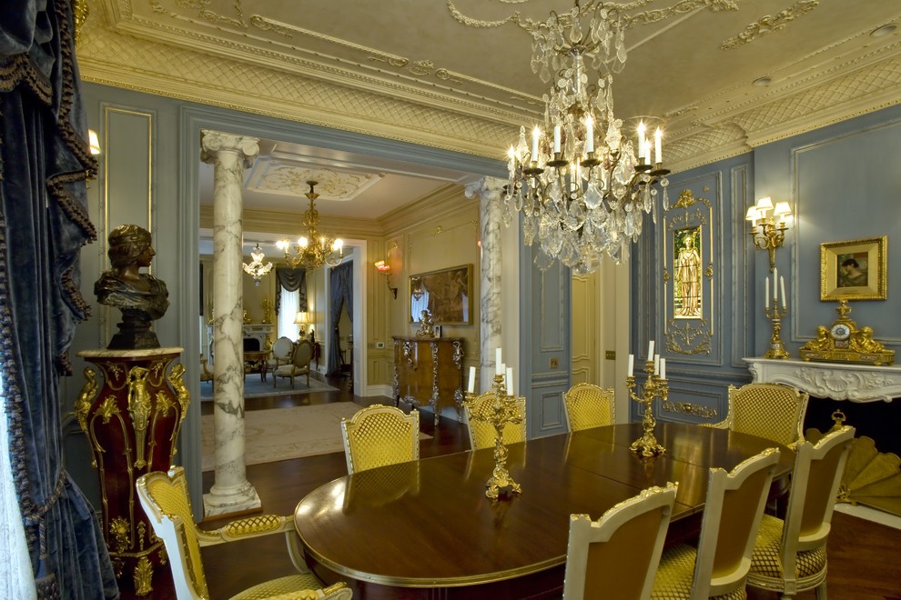Foto di una grande sala da pranzo vittoriana chiusa con pareti blu, parquet scuro e camino classico