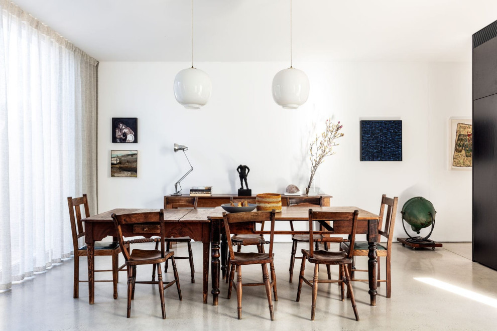 Свежая идея для дизайна: гостиная-столовая в современном стиле с белыми стенами, бетонным полом и серым полом - отличное фото интерьера