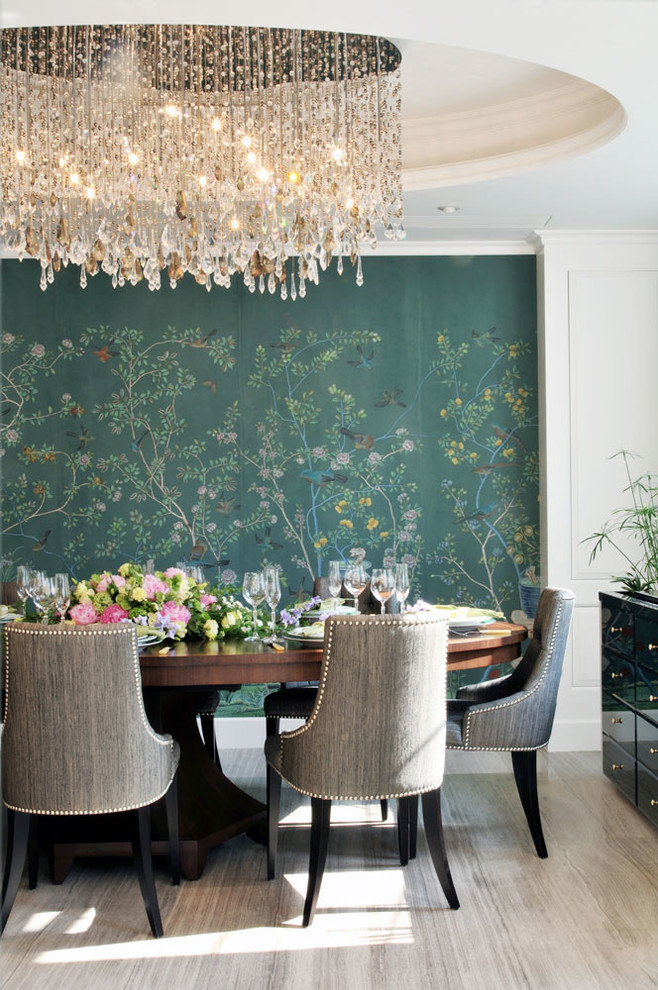 Inspiration pour une salle à manger traditionnelle avec un mur multicolore, parquet clair et aucune cheminée.