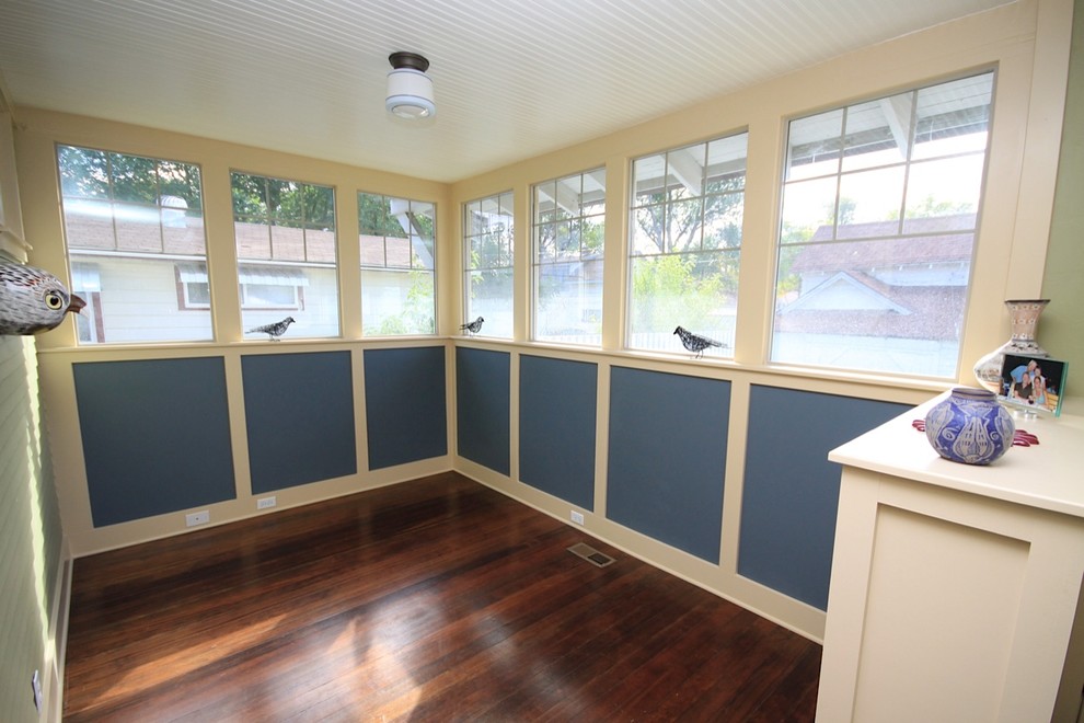 Aménagement d'une salle à manger craftsman fermée et de taille moyenne avec un mur multicolore, parquet foncé et aucune cheminée.