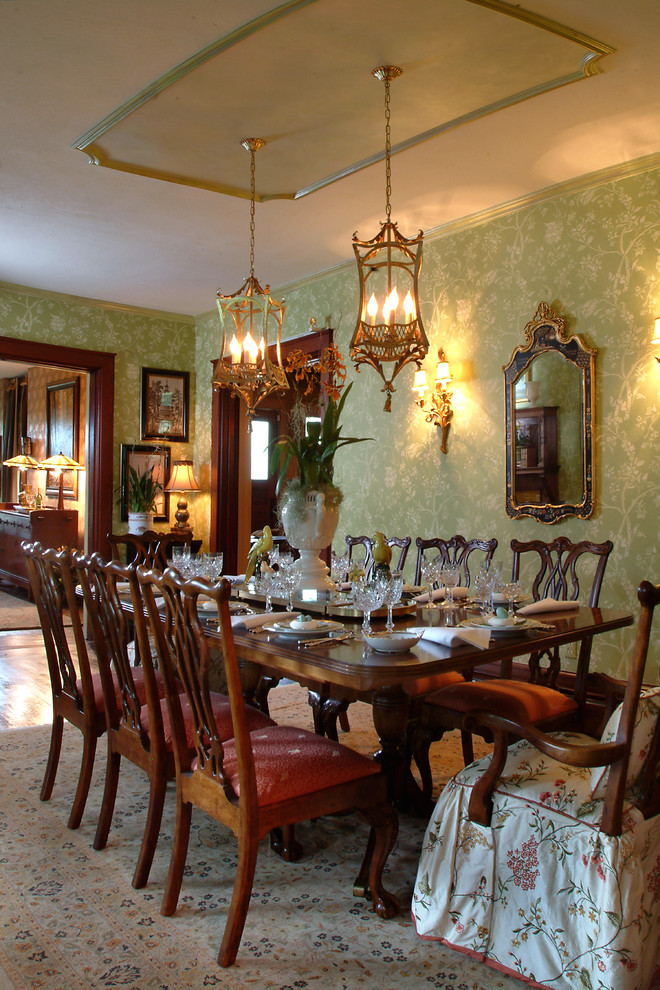 Esempio di una sala da pranzo tradizionale di medie dimensioni e chiusa con pareti verdi e moquette