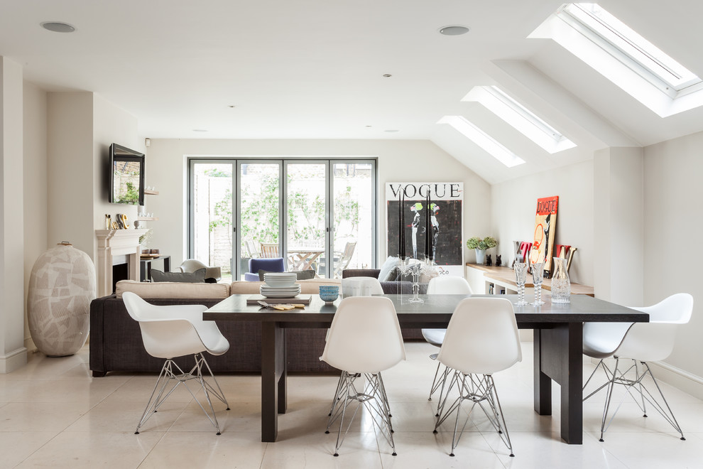 Diseño de comedor contemporáneo grande con paredes blancas, suelo de piedra caliza y suelo blanco