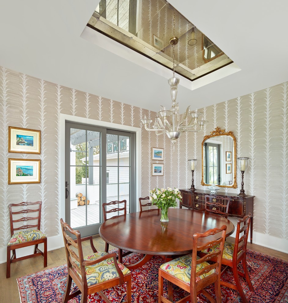 Klassisches Esszimmer mit bunten Wänden und braunem Holzboden in Charleston