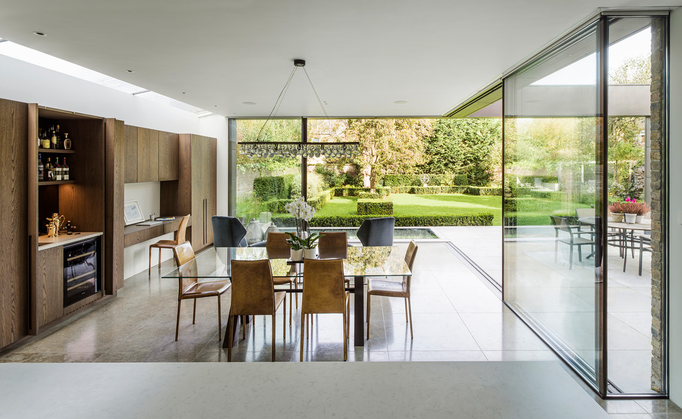 Esempio di una sala da pranzo minimalista di medie dimensioni con pareti bianche e pavimento marrone