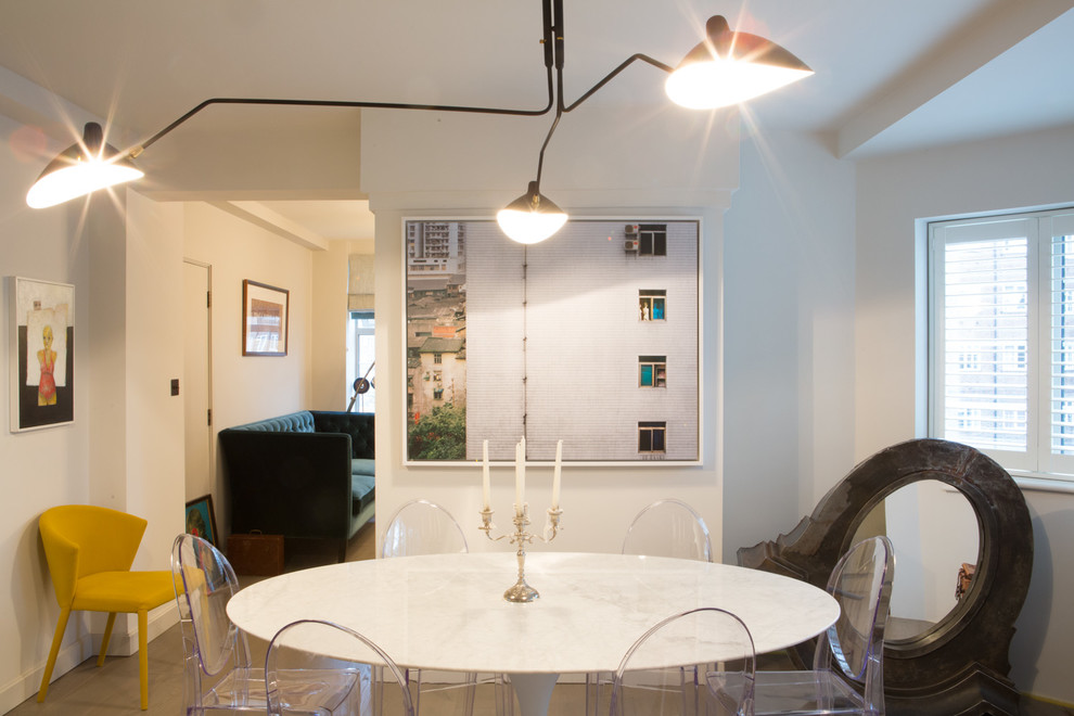 Idée de décoration pour une salle à manger bohème de taille moyenne avec un mur blanc et un sol en bois brun.