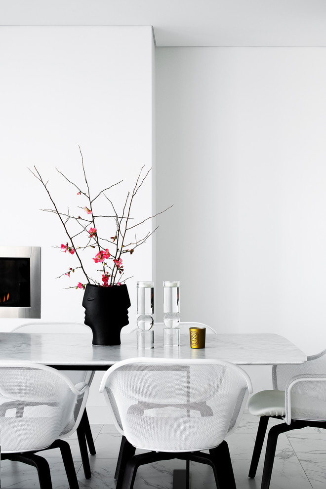 シドニーにある高級な広いコンテンポラリースタイルのおしゃれなLDK (白い壁、磁器タイルの床、標準型暖炉、金属の暖炉まわり、白い床) の写真