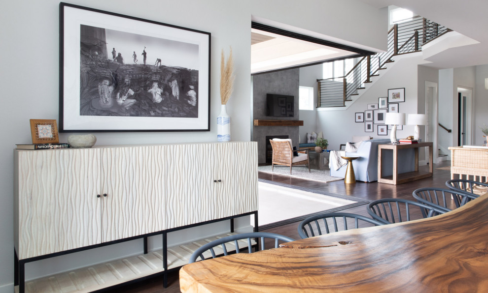 Mittelgroße Klassische Wohnküche ohne Kamin mit beiger Wandfarbe, braunem Holzboden und braunem Boden in Austin