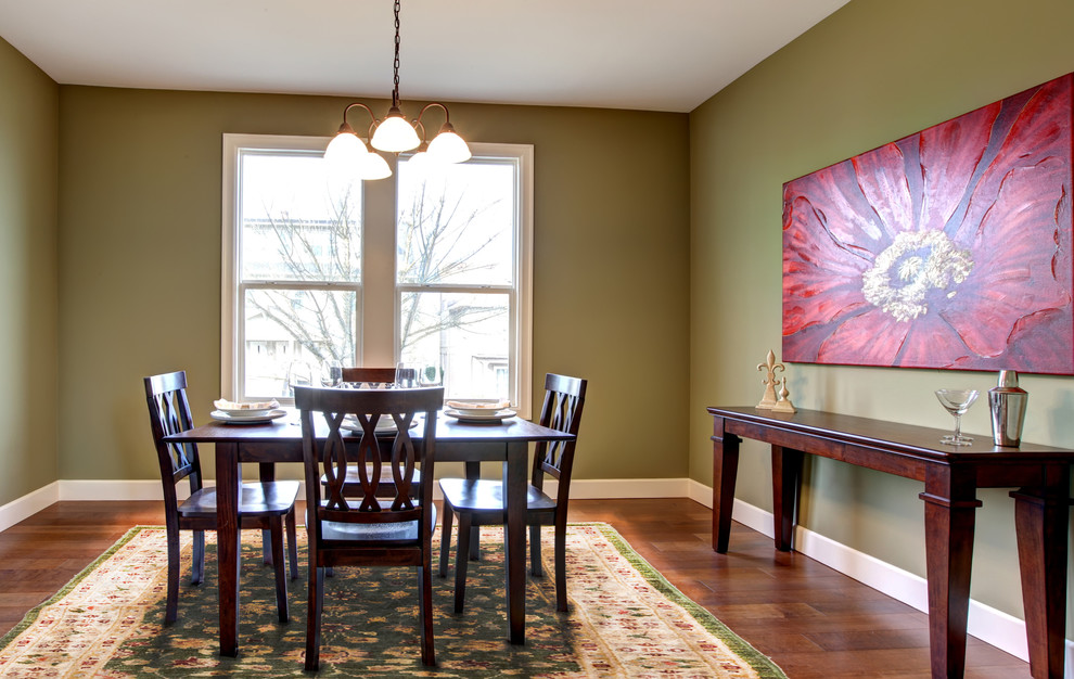 Mittelgroße Klassische Wohnküche mit braunem Holzboden und grüner Wandfarbe in Washington, D.C.
