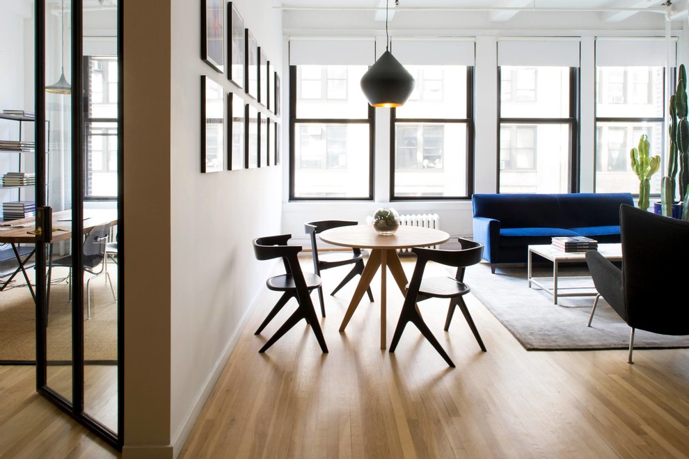 Mittelgroßes, Offenes Modernes Esszimmer ohne Kamin mit hellem Holzboden und weißer Wandfarbe in New York