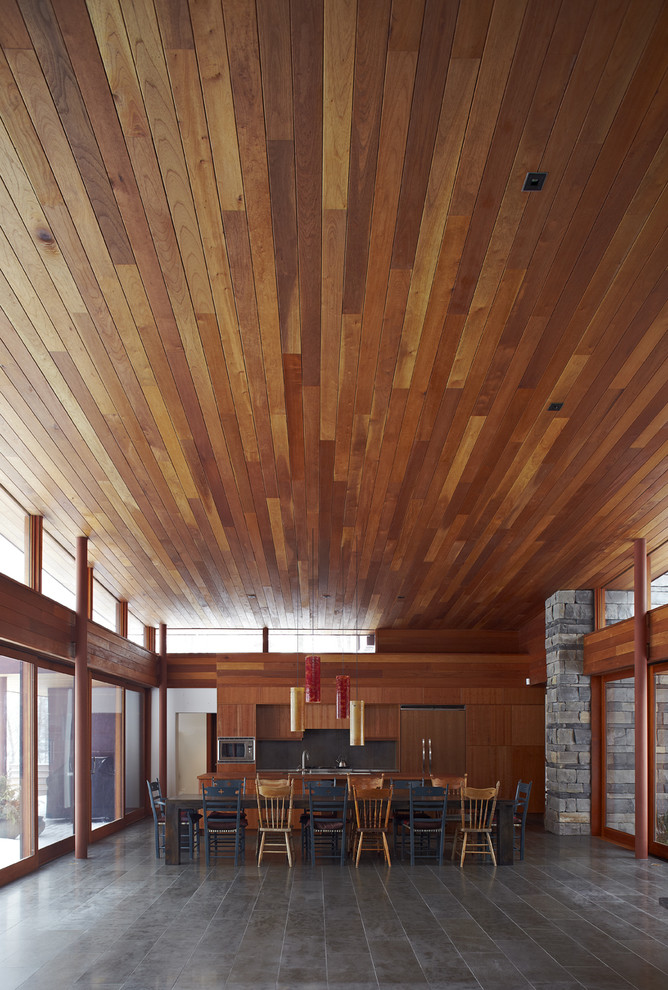 Idée de décoration pour une grande salle à manger ouverte sur le salon design avec un sol en ardoise.