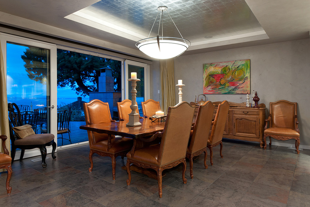 На фото: гостиная-столовая среднего размера в современном стиле с серыми стенами и полом из сланца с