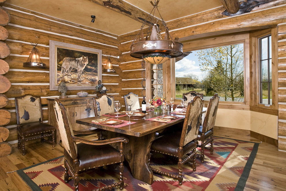 Inspiration pour une salle à manger chalet avec un sol en bois brun.