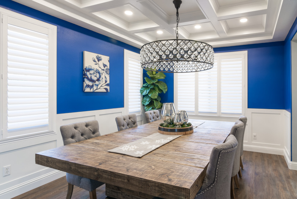 Idee per una sala da pranzo aperta verso la cucina classica di medie dimensioni con pareti blu, pavimento in vinile e pavimento marrone
