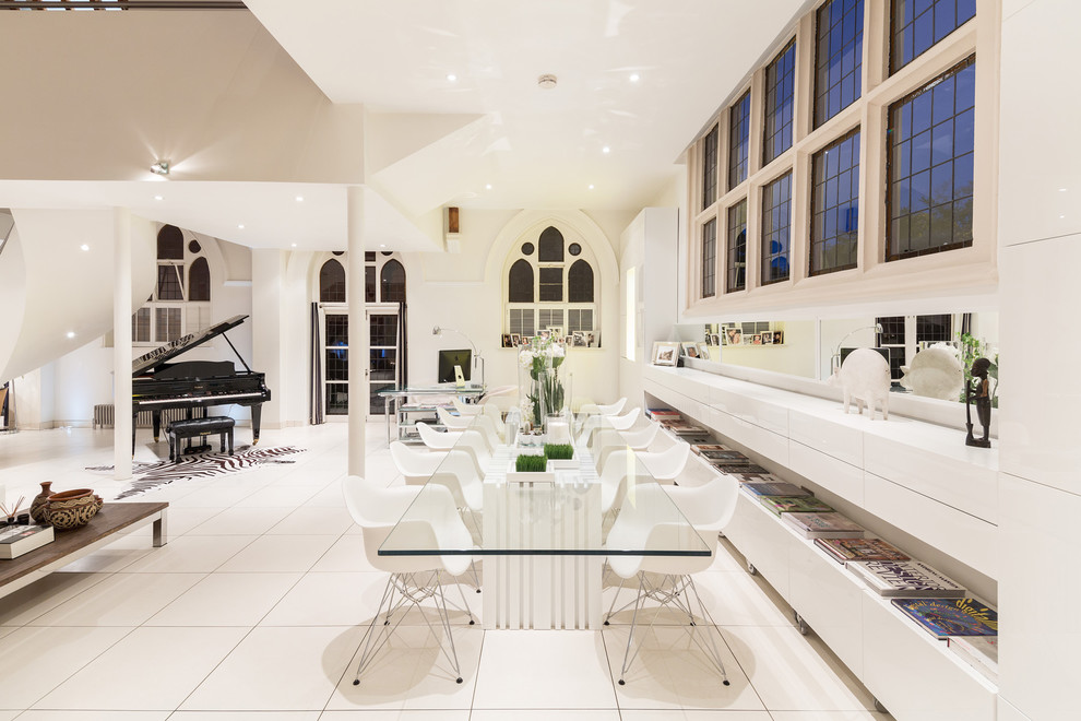 Foto de comedor minimalista grande abierto con paredes blancas y suelo de baldosas de cerámica