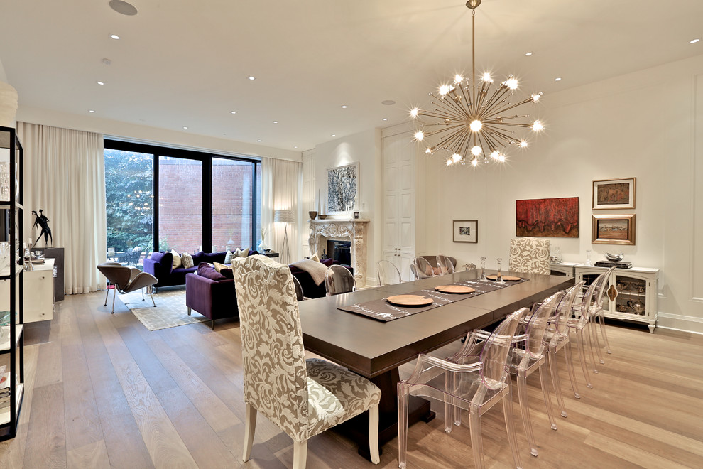 Immagine di un'ampia sala da pranzo aperta verso il soggiorno classica con pareti beige e pavimento in legno massello medio
