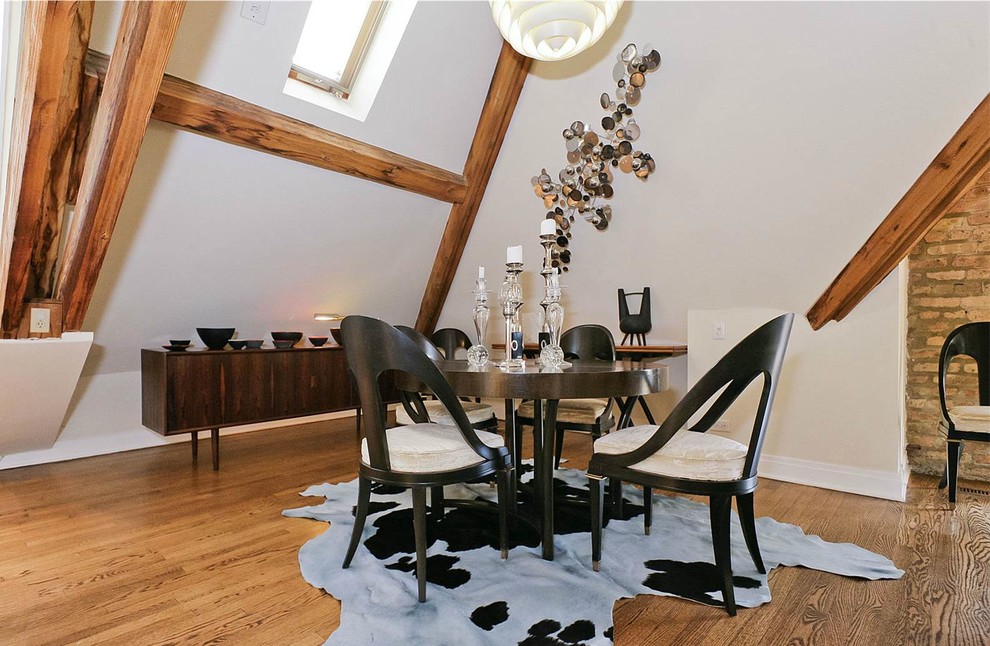 Cette image montre une salle à manger traditionnelle de taille moyenne avec un mur beige, parquet foncé et un sol marron.