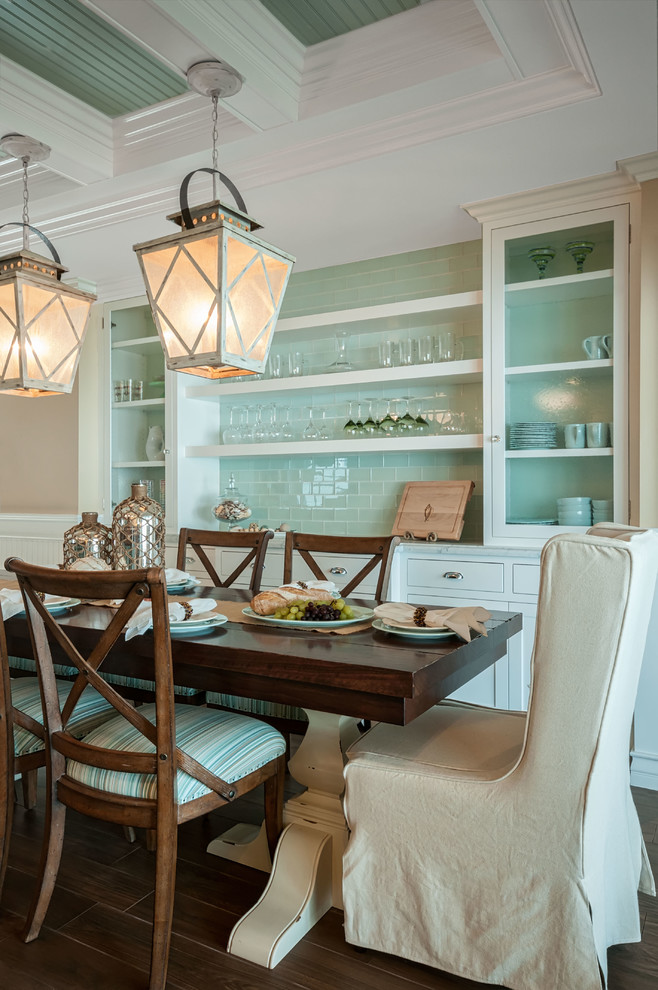 Idée de décoration pour une salle à manger marine de taille moyenne avec un mur multicolore.