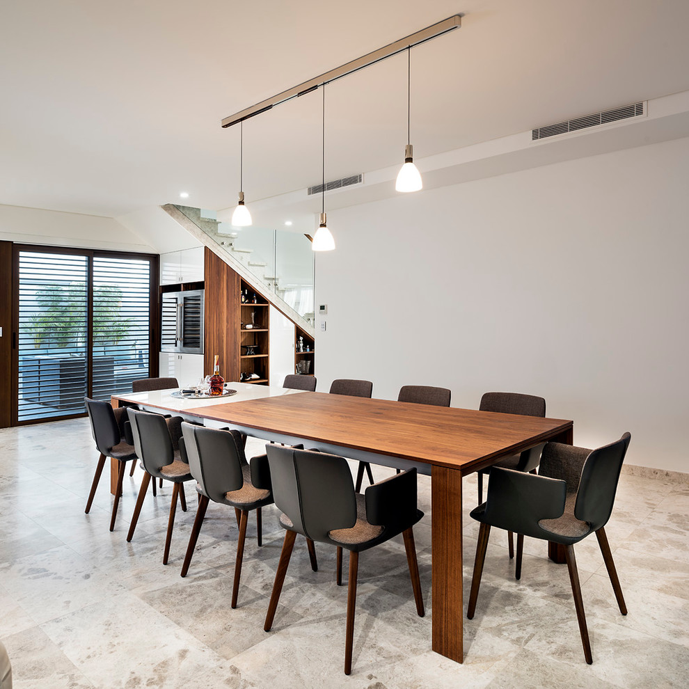 Immagine di una sala da pranzo aperta verso il soggiorno moderna di medie dimensioni con pareti bianche e pavimento in travertino