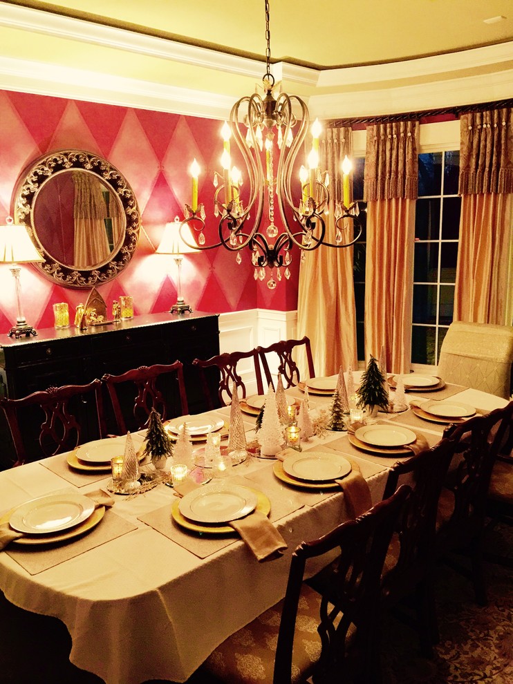 Foto di una sala da pranzo chic chiusa e di medie dimensioni con pareti rosa e nessun camino
