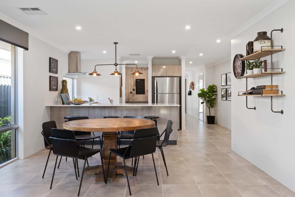Esempio di una sala da pranzo aperta verso la cucina minimal con pareti bianche e pavimento beige
