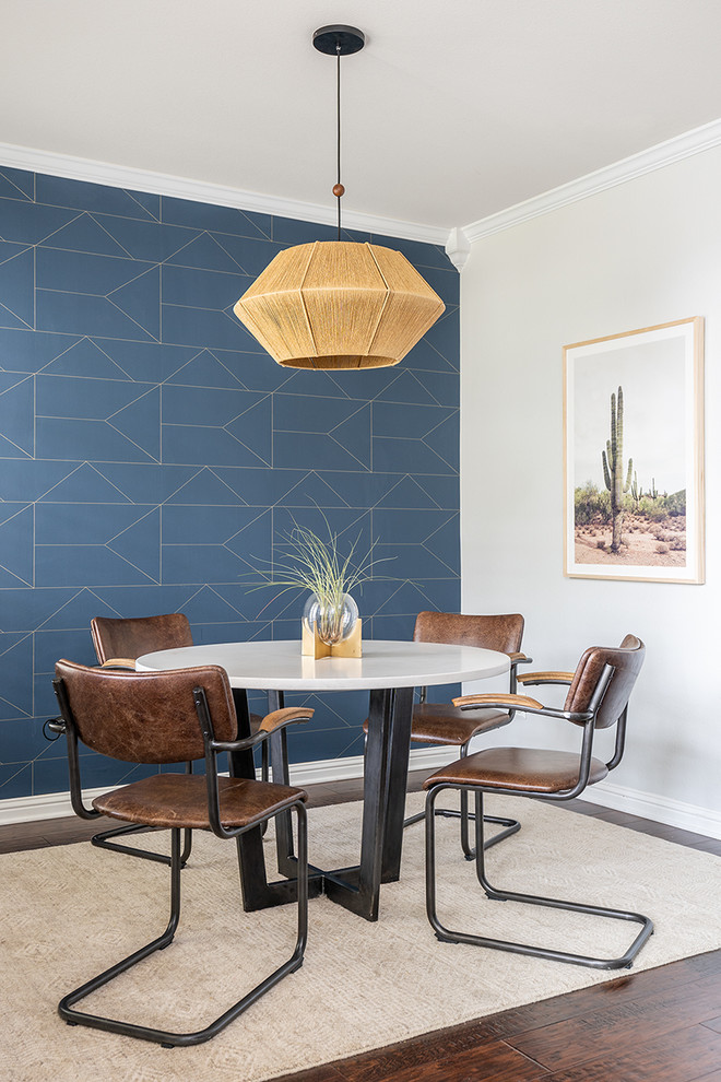 Inspiration pour une petite salle à manger design avec un mur multicolore, parquet foncé et aucune cheminée.