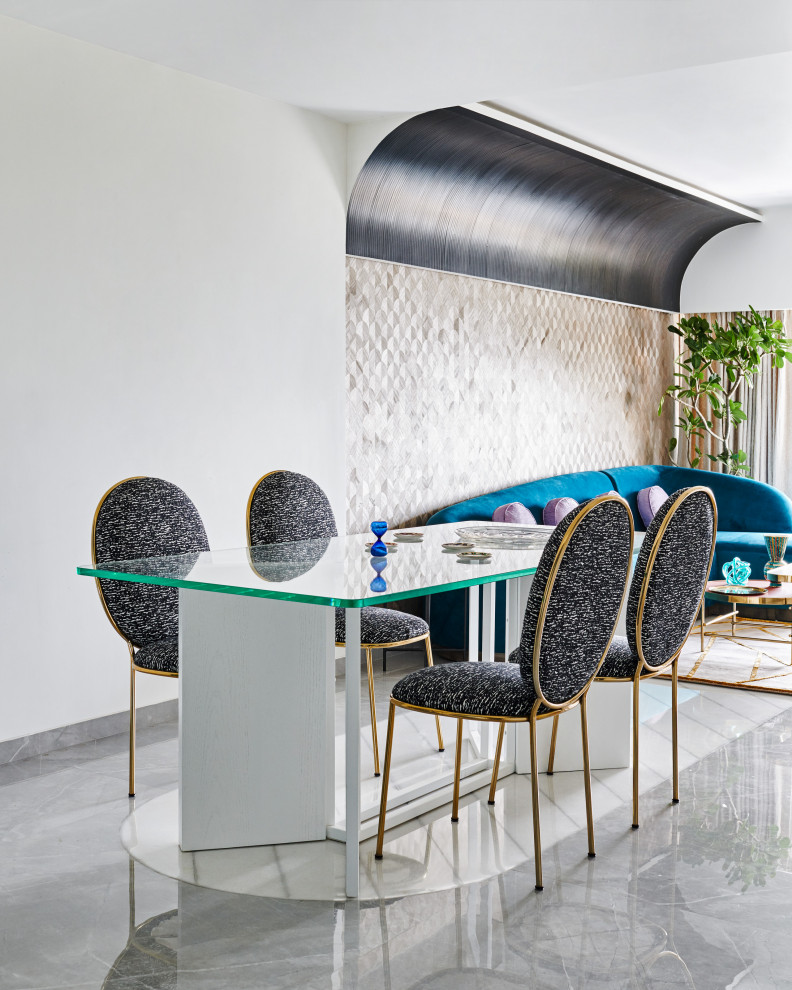 Foto di una sala da pranzo aperta verso il soggiorno minimal di medie dimensioni con pareti bianche e pavimento grigio