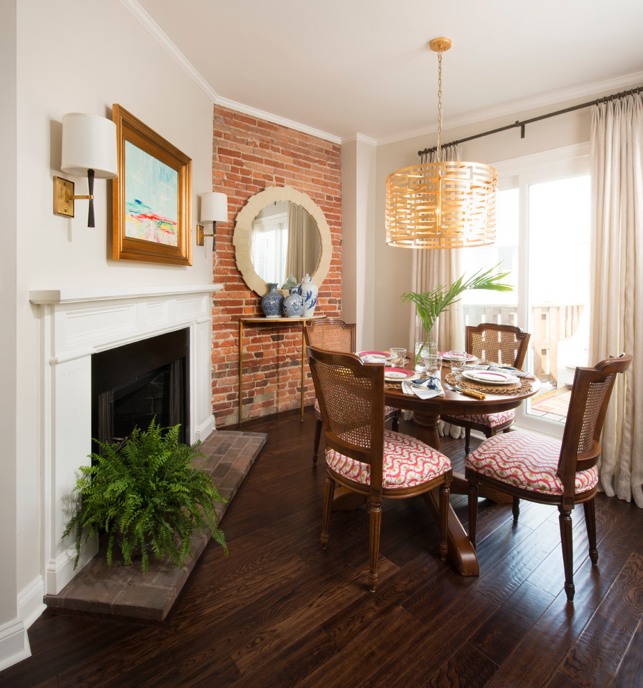 Kleine Klassische Wohnküche mit grauer Wandfarbe, dunklem Holzboden, Kamin, Kaminumrandung aus Backstein und braunem Boden in Baltimore