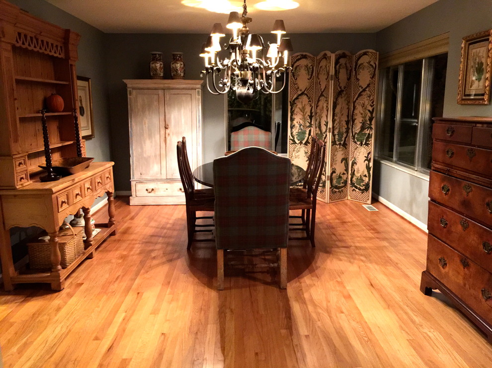 Foto di una sala da pranzo classica con pareti grigie e pavimento in legno massello medio
